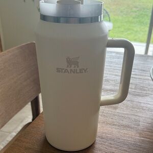Stanley The Quencher H2.0 FlowState Tumbler 64 OZ CREAM